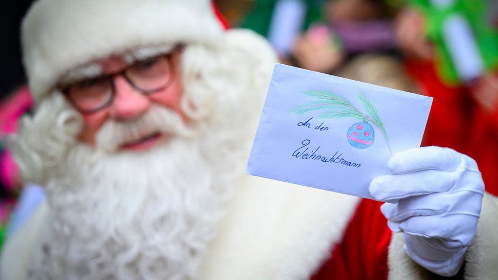 Wenn dem Kind Zweifel kommen, ob es den Weihnachtsmann wirklich gibt, können Eltern mit Nachfragen den Moment zur „Enthüllung“ nutzen.