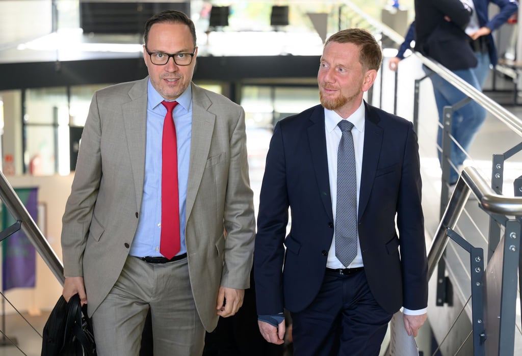 Sachsens Regierung um Ministerpräsident Michael Kretschmer (r) und Wirtschaftsminister Dirk Panter pocht auf mehr Mitspracherecht bei EU-Fördermitteln. (Archivbild)
