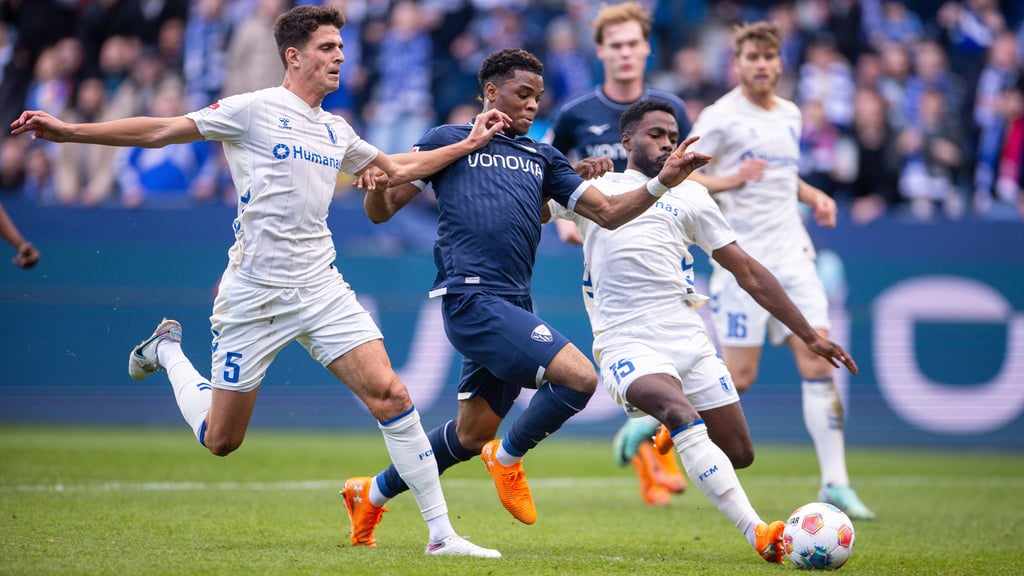 Rettungstat mit Folgen: Daniel Heber (rechts) klärt gegen Bochums Farid Alfa-Ruprecht, Tobias Müller (links) verletzt sich in dieser Szene am Sprunggelenk.