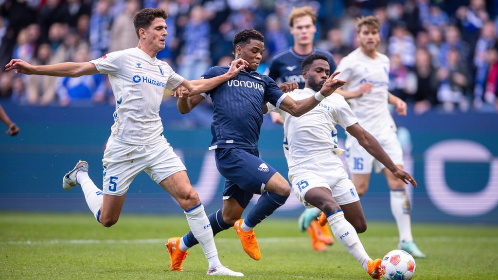 Rettungstat mit Folgen: Daniel Heber (rechts) klärt gegen Bochums Farid Alfa-Ruprecht, Tobias Müller (links) verletzt sich in dieser Szene am Sprunggelenk.