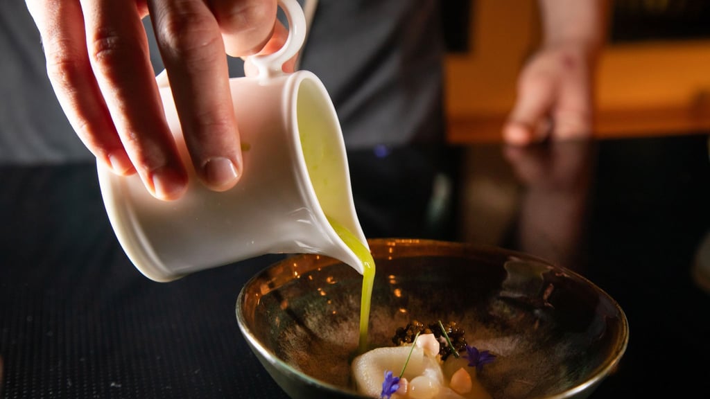 Für die Vinaigrette werden Äpfel und Staudensellerie entsaftet und mit Salz, grünem Tabasco, Limettensaft und Schnittlauchöl verfeinert.