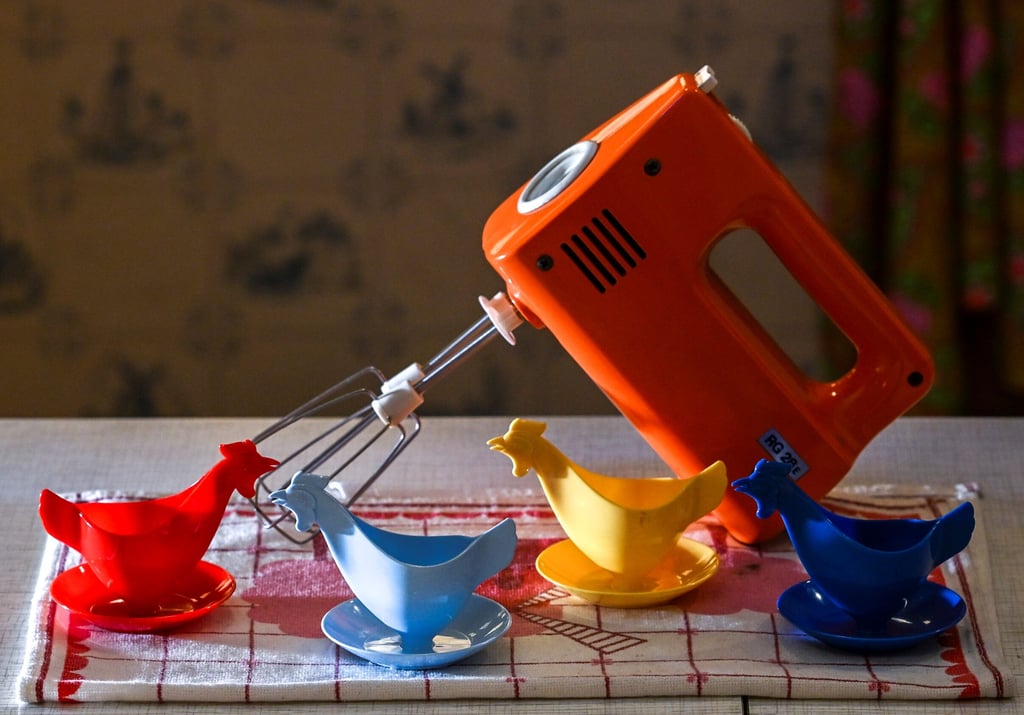 DDR-Eierbecher in Form von Hühnern und ein Handrührgerät RG28 stehen in der Ausstellung des DDR-Museums Berlin. Sie waren in Ostdeutschland sehr verbreitet.