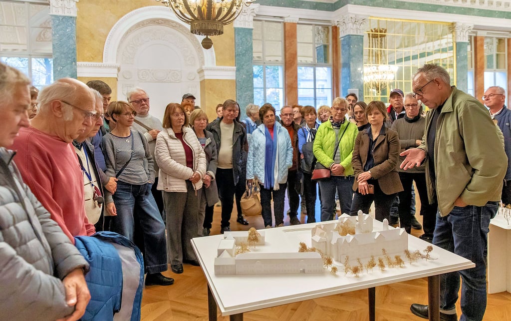 Matthias Grunwald erläutert den Teilnehmern der Führung, warum dieser Entwurf den ersten Preis bekommen hat. 