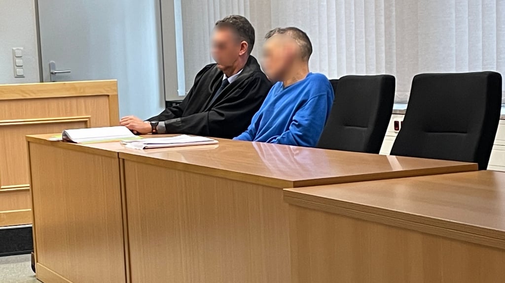 Der Angeklagte sitzt noch bis 2027 seine Freiheitstrafe in der JVA Burg ab - nun wurde er erneut wegen Beleidigung eines Beamten verurteilt