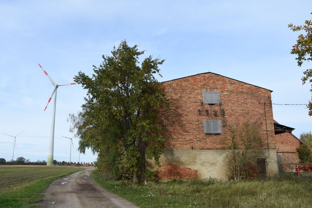 Der Gölitz zwischen Kahrstedt und Dolchau, hinten der Windpark, in dem repowert werden soll.