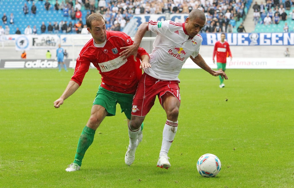 Magdeburgs Fernando Lenk (l.) im Zweikampf mit Leipzigs Thiago Rockenbach.