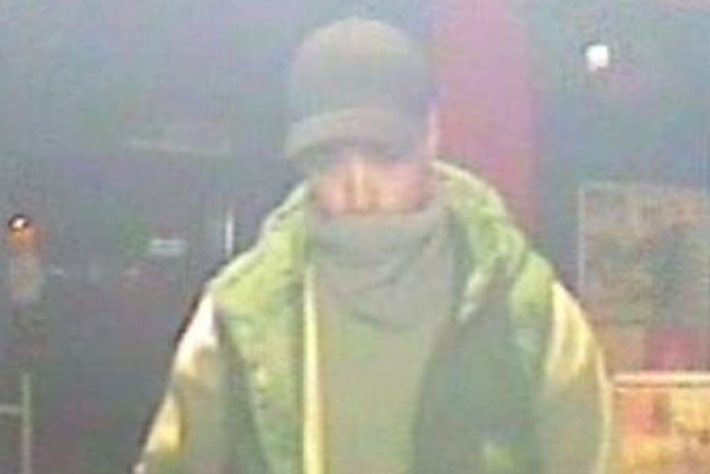 Mit diesem Fahndungsfoto sucht die Polizei nach einem der Verdächtigen.