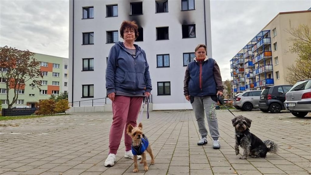 Noch immer geschockt von der Brandnacht in der Linzer Straße in der Südstadt sind Carola Friedrich (links) und Monique Wunderlich.