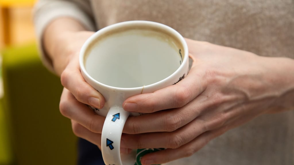 Hartnäckige Teeränder in der Tasse? Mit einem Hack sollen sie sich einfach entfernen lassen.