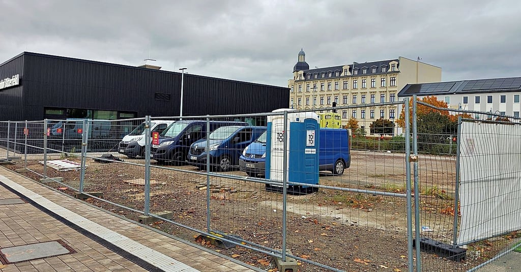 Mehrere Flächen am Bahnhof sind noch immer eingezäunt.