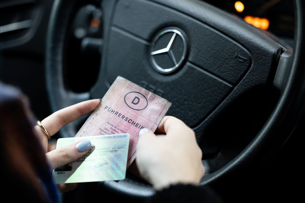 Diesen rosa Papierführerschein sollten Sie nur noch als Andenken haben - als Dokument ist er ungültig und Sie hätten schon längst einen neuen beantragen müssen.