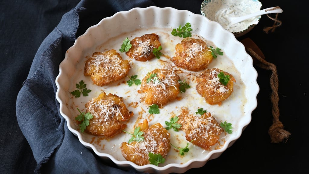 Zusammendrücken erlaubt: Gequetscht werden die Kartoffeln im Ofen zu knusprigen Talern.