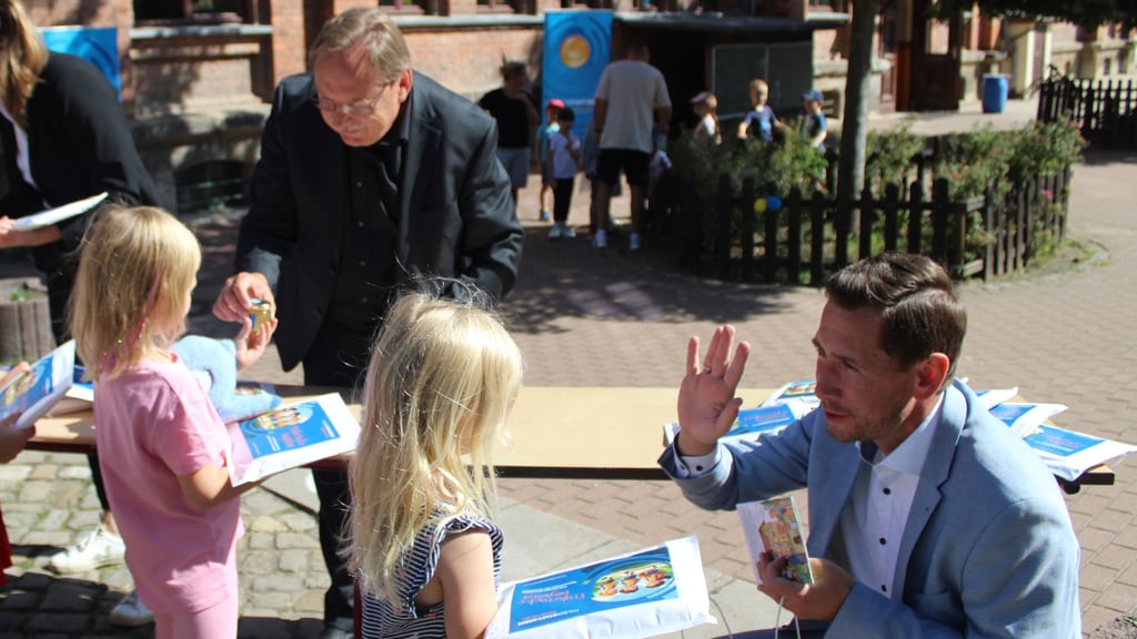 Vielleicht kann Oberbürgermeister Daniel Szarata (vorn rechts) aus dem Sondervermögen auch Geld für die Jüngsten abzweigen. Im Hintgergrund Prof. Dr. Rainer Gerloff, Geschäftsführer Halberstadtwerke GmbH. 