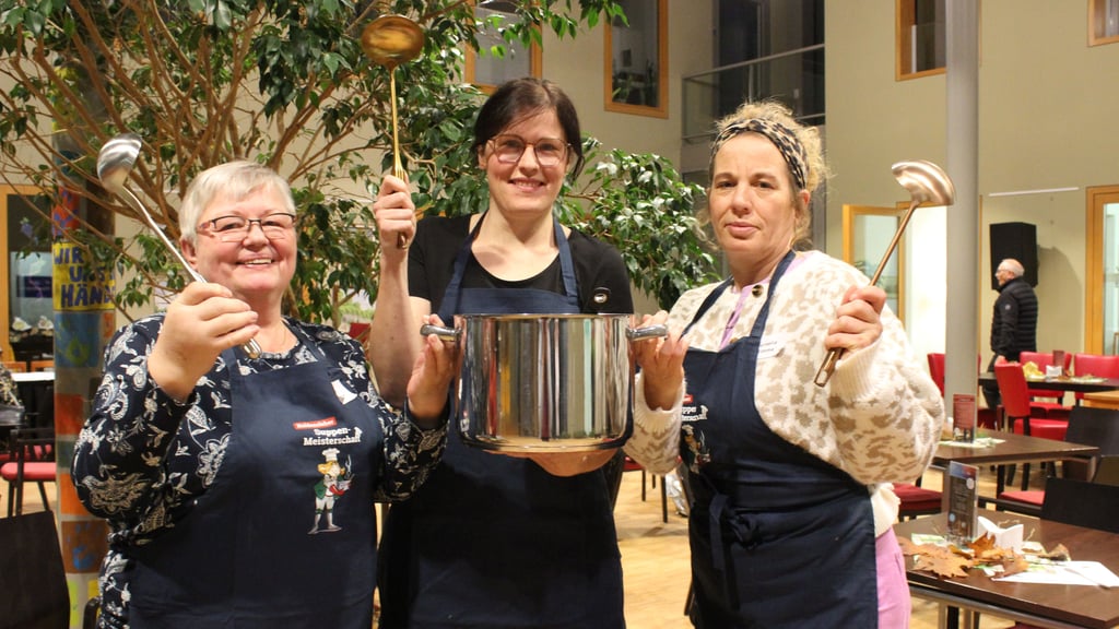 Bronze, Silber und Gold gehen an Petra Schramm (l.), Birgit Heß und Cornelia Timme bei der ersten Haldensleber Suppenmeisterschaft.
