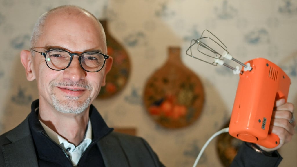 Nostalgie in Orange aus DDR-Zeiten: Gordon von Godin, Direktor des DDR-Museums Berlin, zeigt ein Handrührgerät RG28 aus DDR-Produktion in der Ausstellung des Museums.