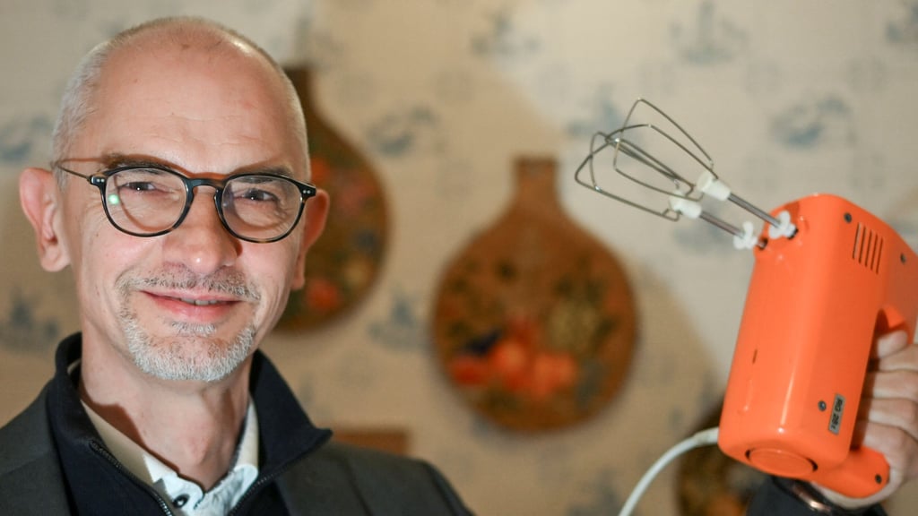 Nostalgie in Orange aus DDR-Zeiten: Gordon von Godin, Direktor des DDR-Museums Berlin, zeigt ein Handrührgerät RG28 aus DDR-Produktion in der Ausstellung des Museums.