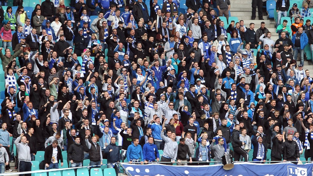 Anhänger des 1. FC Magdeburg 2013 im Stadion von RB Leipzig.