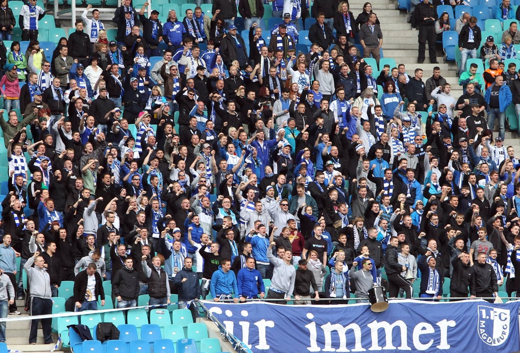 Anhänger des 1. FC Magdeburg 2013 im Stadion von RB Leipzig.