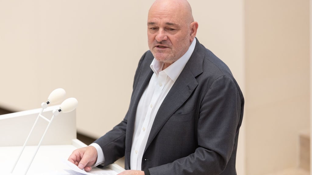 Das Kabinett um Brandenburgs Finanzminister Robert Crumbach hat Weichen für das Sondervermögen Infrastruktur des Bundes in Brandenburg gestellt (Archivbild).