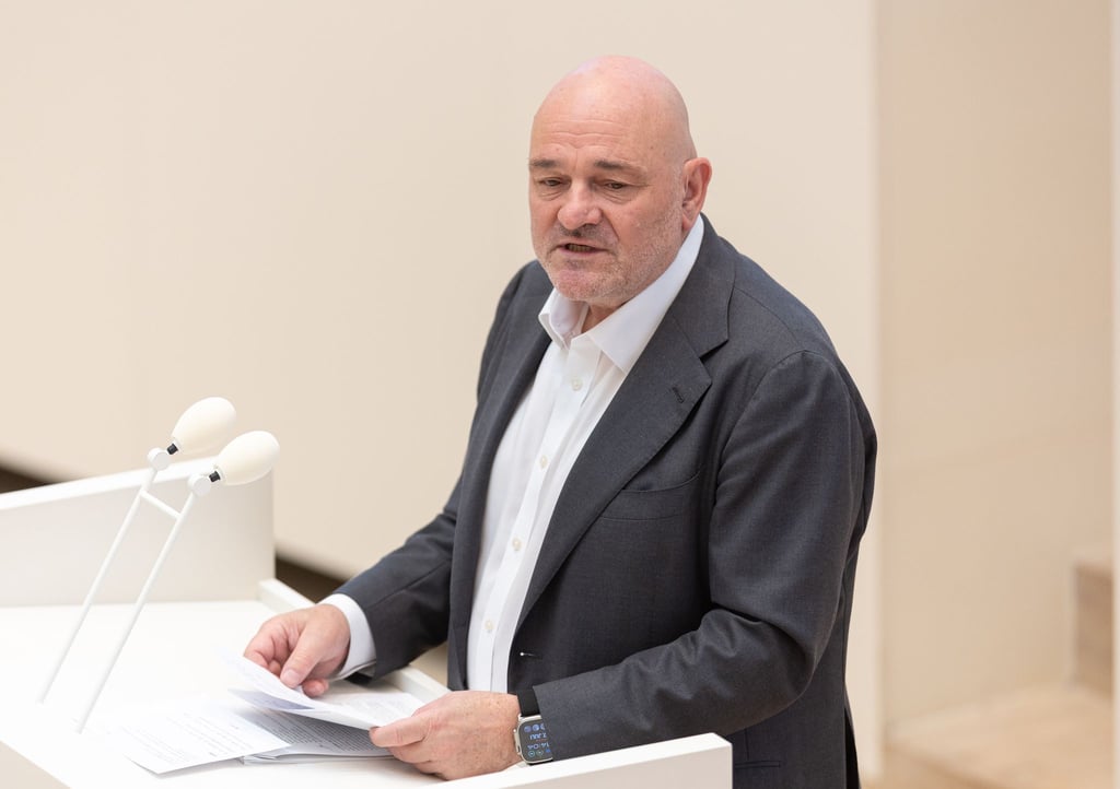 Das Kabinett um Brandenburgs Finanzminister Robert Crumbach hat Weichen für das Sondervermögen Infrastruktur des Bundes in Brandenburg gestellt (Archivbild).