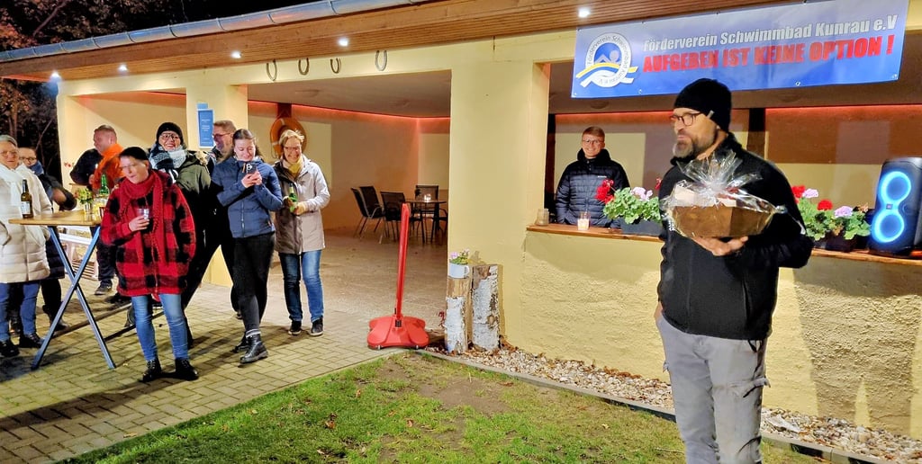 „Aufgeben ist keine Option“, lautet das Motto des Schwimmbad-Fördervereins in Kunrau. Bei der Helfer-Party zum Saisonabschluss kündigte Vorsitzender Robert Liebelt an, dass für die Sanierung des Schwimmbades ein Förderantrag über das Sportstättenprogramm gestellt werden soll. 