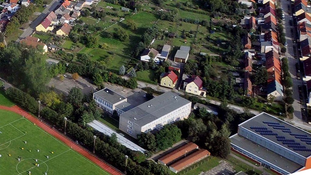 Die Sekundarschule „An der Elbe“ in Parey aus der Luft.