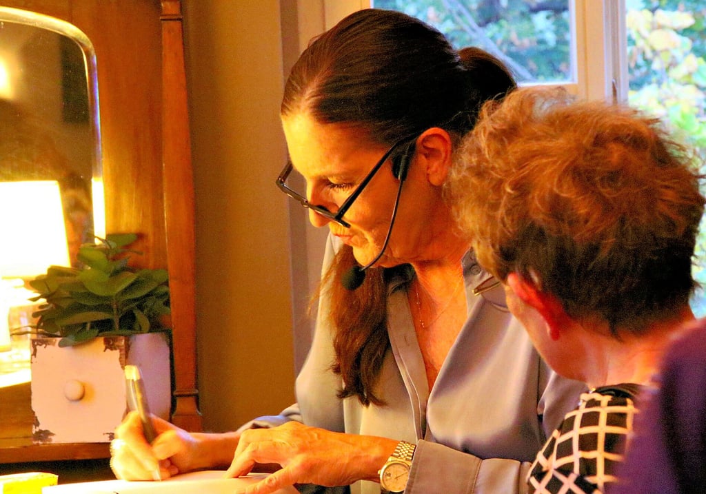 Katy Karrenbauer signierte bei ihrem Besuch in Bernburg ihr neustes Buch „Das Leben ist kein Fischfurz“. 