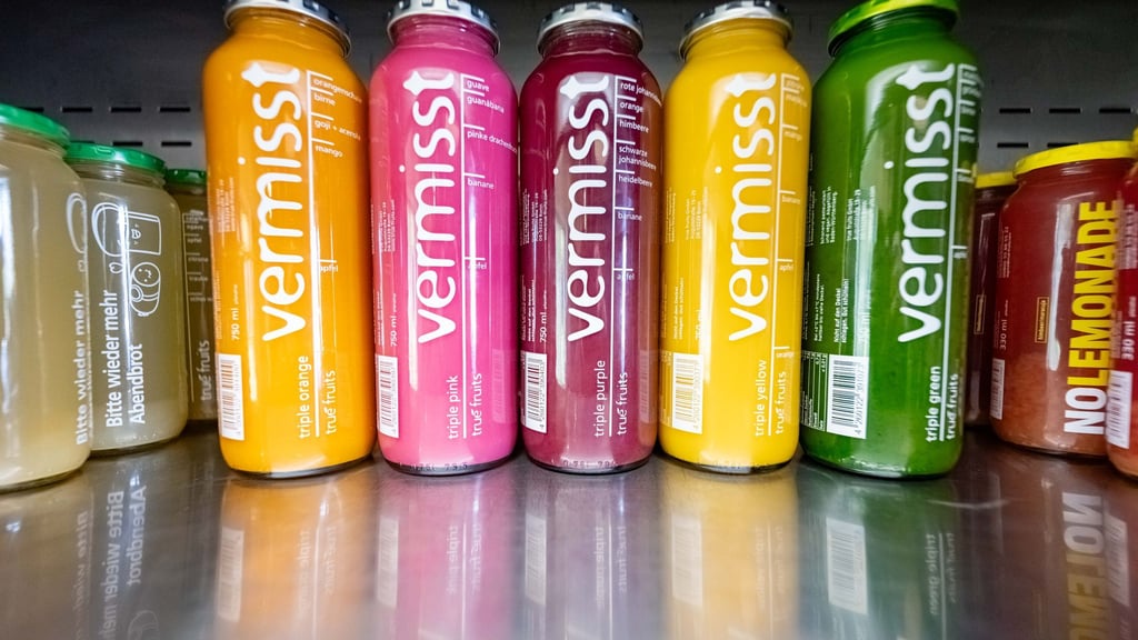 „Vermisst“ steht groß auf den Smoothie-Flaschen von True Fruits - auf der Rückseite wird mit Fotos nach zwei seit Jahren vermissten Personen gesucht.