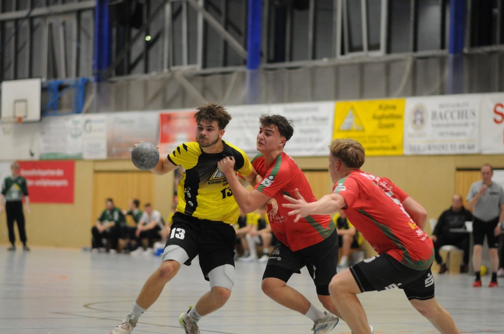 Finn Arnold und Felix Scheerenberg (r.) hatten vor allem in der zweiten Halbzeit alles im Griff - auch Lukas Hesse.