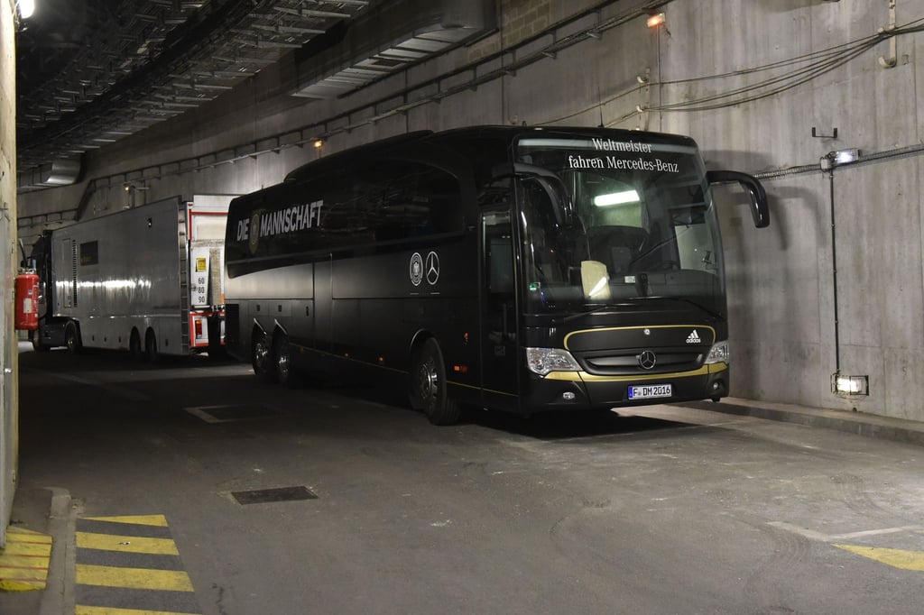 Der deutsche Mannschaftsbus blieb nach den Anschlägen in Paris lange in den Katakomben des Stade de France (Archivbild).