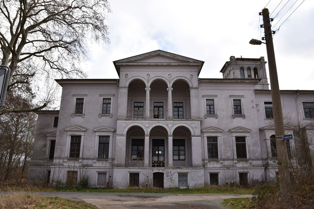 Blick auf das denkmalgeschützte Schloss in Magdeburg-Randau, das sich jetzt im Eigentum der Stadt Magdeburg befindet.