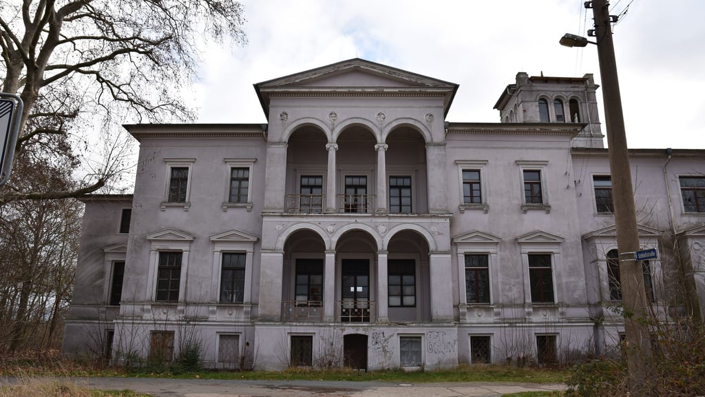 Blick auf das denkmalgeschützte Schloss in Magdeburg-Randau, das sich jetzt im Eigentum der Stadt Magdeburg befindet Eine Sanierung durch die Stadt ist nicht geplant.&nbsp;