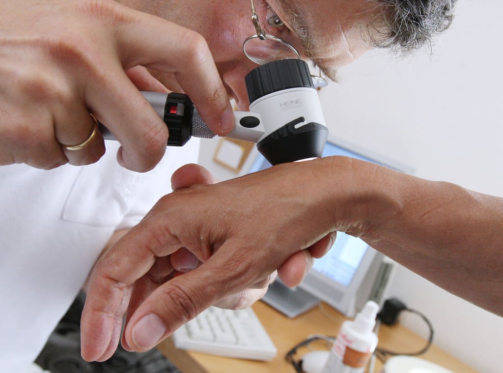 Viele Hallenser suchen wochenlang nach einem Termin beim Hautarzt, obwohl die Stadt laut Statistik als überversorgt gilt.