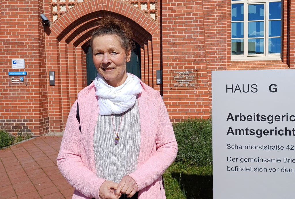 Birgit Pitschmann vor dem Arbeitsgericht in Stendal, sie hat sich lange gerichtlich gegen ihre Kündigung gewehrt.