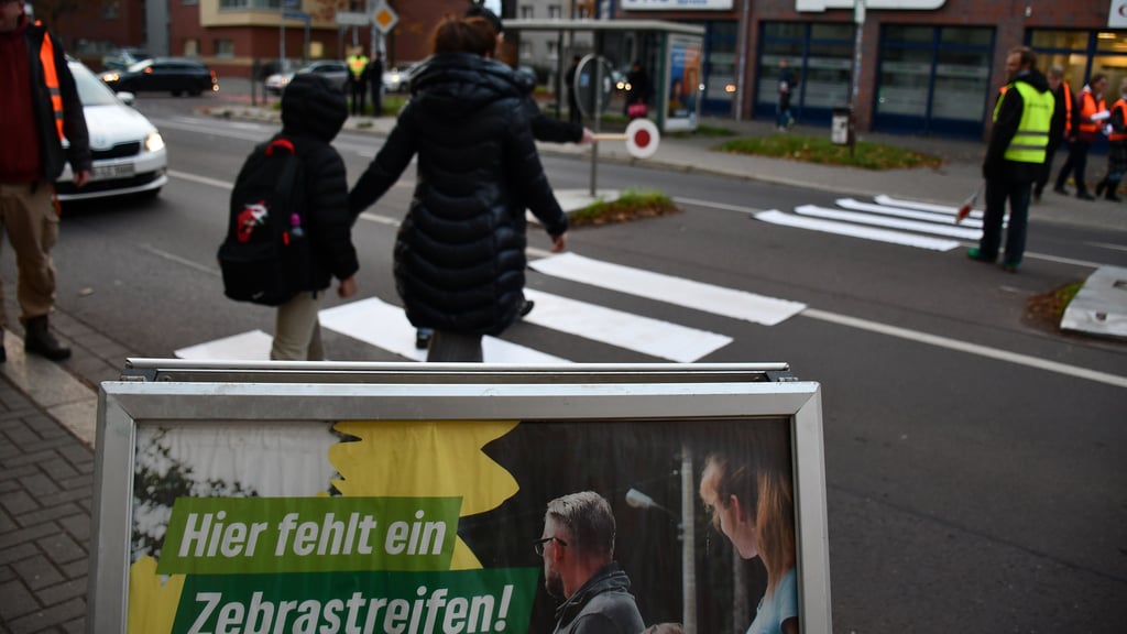 Im morgendlichen Berufsverkehr haben die Magdeburger Grünen eine Zebrastreifen-Aktion durchgeführt.