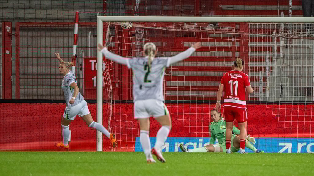 Wolfsburgs Alexandra Popp (l.) erzielt das Tor zum 2:1 bei den Berlinerinnen.
