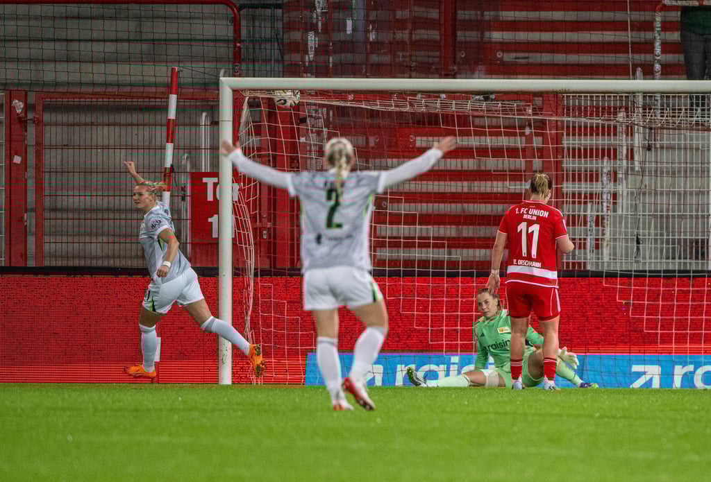 Wolfsburgs Alexandra Popp (l.) erzielt das Tor zum 2:1 bei den Berlinerinnen.