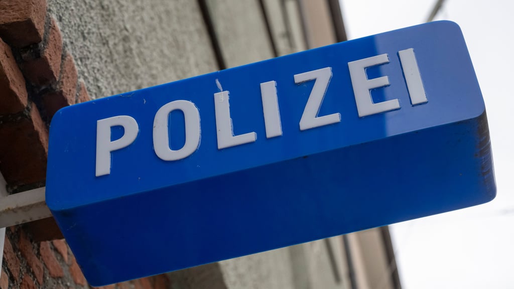 Nach einem Raubdelikt in Zerbst ist die Polizei auf der Suche nach Zeugen. 