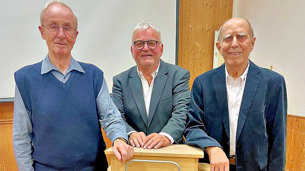 Glückwunsch von Präsident Frank Rüchardt (Mitte) an Jürgen Schötteldreier (links) und Frank Wedekind.