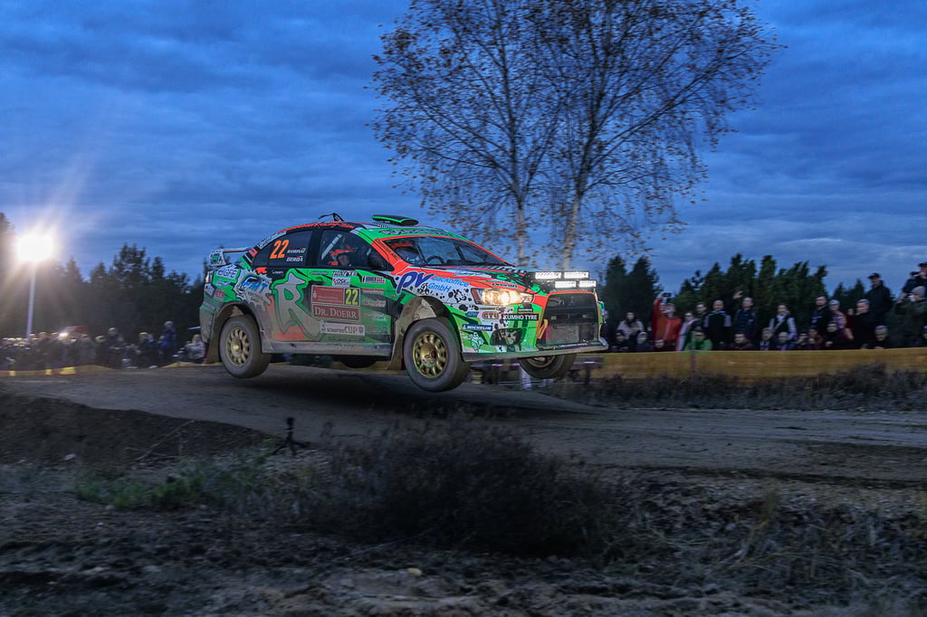 Raphael Ramonat und Karina Derda im Mitsubishi Lancer Evo X  während der Lausitz-Rallye.