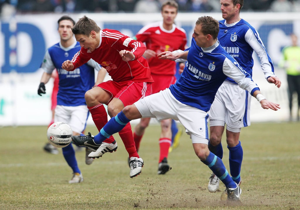 Magdeburgs Daniel Halke (r.) im Duell mit Leipzigs Torschützen Daniel Frahn.