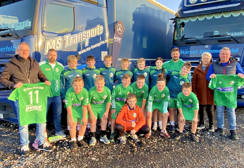 Autohaus Peter und Spedition Sommerfeld unterstützen Fußballnachwuchs in Holzdorf.