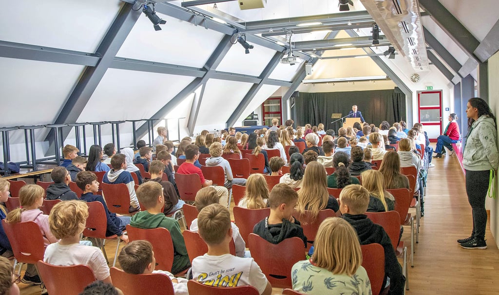  Schüler der 6. Klassen im Gymnasium Philanthropinum lauschen dem Vortrag von Staatssekretär Stefan Eckold.