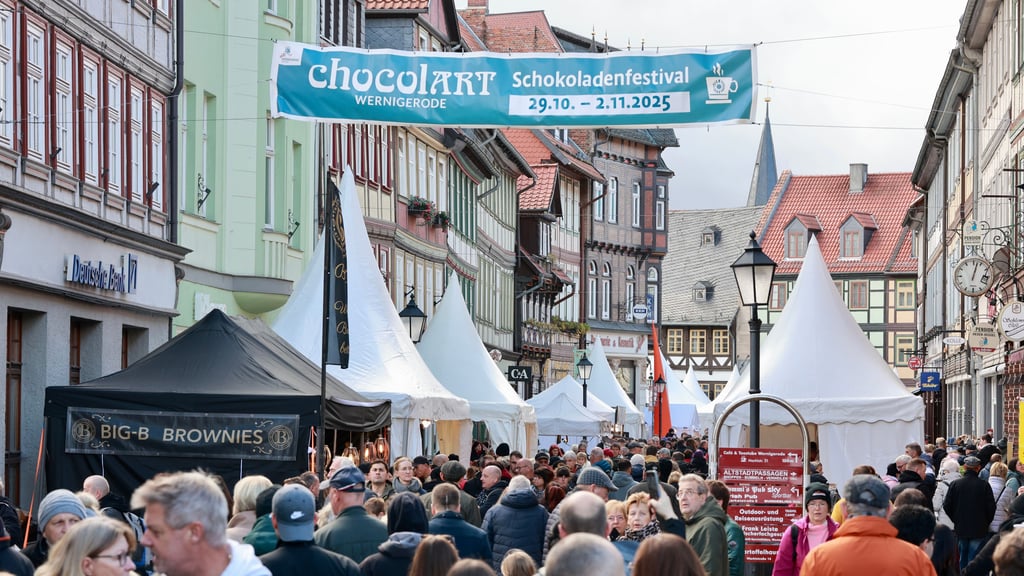 Zum Schokoladenfestival Chocolart drängten sich 2025 wieder zehntausende Besucher durch Wernigerodes Altstadt. Doch nicht für alle lief das Fest harmonisch. Vor allem bei An- und Abreise gab es Probleme.