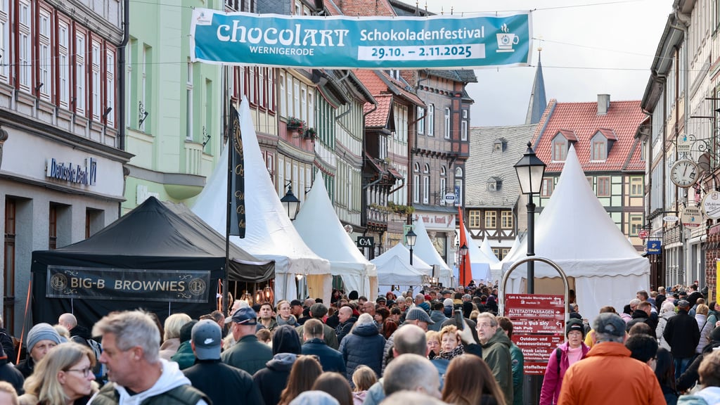 Zum Schokoladenfestival Chocolart drängten sich 2025 wieder zehntausende Besucher durch Wernigerodes Altstadt.