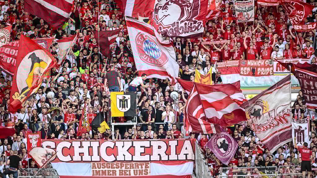 Der FC Bayern hat den Umgang mit einem Teil seiner Fans beim Spiel in Paris beklagt. (Archivfoto)