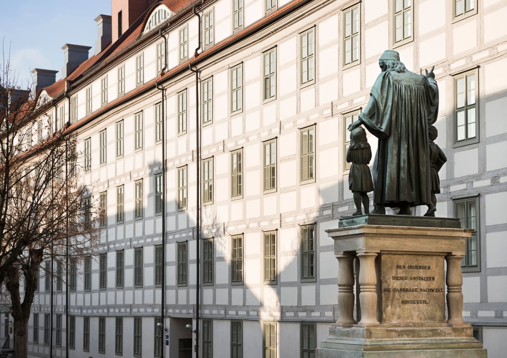 Das Denkmal im Lindenhof der Stiftungen erinnert an August Hermann Francke, der in Halle vor über 300 Jahren eine Schulstadt für Kinder aller Stände gründete.
