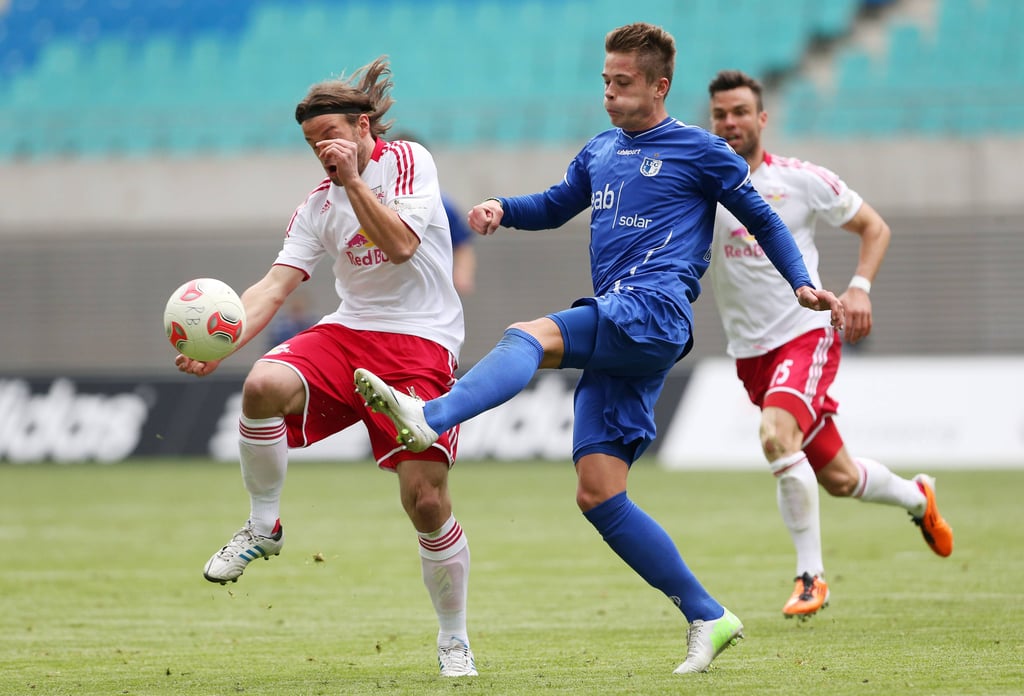Magdeburgs Fabian Burdenski (r.) im Duell mit Leipzigs Timo Röttger.