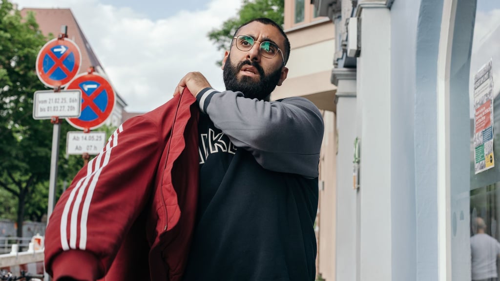 Burak hilft als Streetworker in Berlin Jugendlichen.