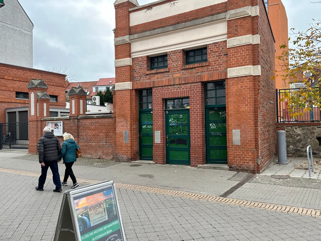 Eine der öffentlichen Toiletten in Burg ist in der Innenstadt - in der Schartauer Straße - zu finden. Auch sie steht auf der Streichliste.